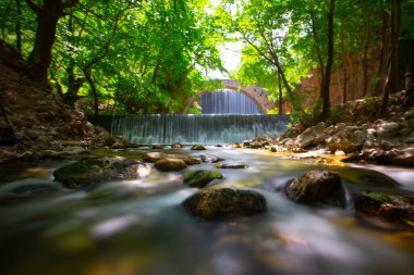 Palaiokarya 'nın Taş Köprüsü ve iki yapay şelale