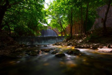 Palaiokarya 'nın Taş Köprüsü ve iki yapay şelale