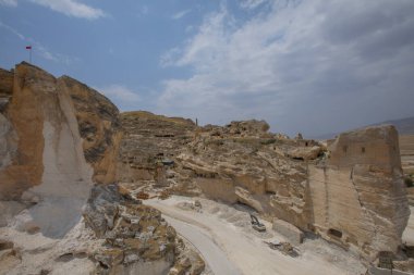Hasankeyf, Batman ilinin bir ilçesidir. Tigris Nehri 'nin iki kıyısını ayırdığı tarihi bir bölgedir. 1981 'de doğa koruma alanı ilan edildi..