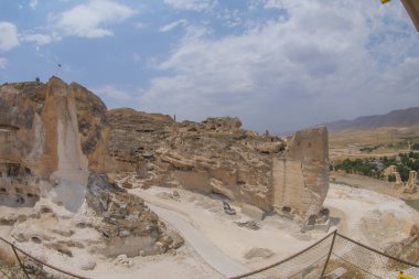 Hasankeyf, Batman ilinin bir ilçesidir. Tigris Nehri 'nin iki kıyısını ayırdığı tarihi bir bölgedir. 1981 'de doğa koruma alanı ilan edildi..