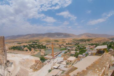 Hasankeyf, Batman ilinin bir ilçesidir. Tigris Nehri 'nin iki kıyısını ayırdığı tarihi bir bölgedir. 1981 'de doğa koruma alanı ilan edildi..