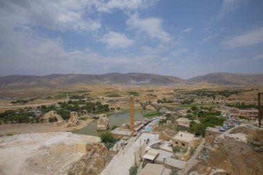 Hasankeyf, Batman ilinin bir ilçesidir. Tigris Nehri 'nin iki kıyısını ayırdığı tarihi bir bölgedir. 1981 'de doğa koruma alanı ilan edildi..