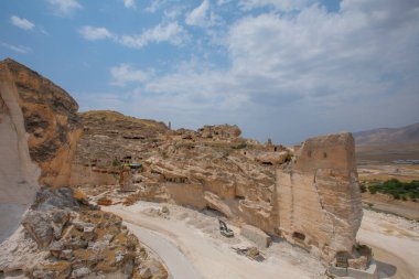 Hasankeyf, Batman ilinin bir ilçesidir. Tigris Nehri 'nin iki kıyısını ayırdığı tarihi bir bölgedir. 1981 'de doğa koruma alanı ilan edildi..