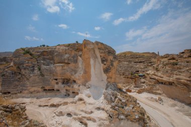 Hasankeyf, Batman ilinin bir ilçesidir. Tigris Nehri 'nin iki kıyısını ayırdığı tarihi bir bölgedir. 1981 'de doğa koruma alanı ilan edildi..
