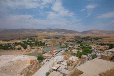 Hasankeyf, Batman ilinin bir ilçesidir. Tigris Nehri 'nin iki kıyısını ayırdığı tarihi bir bölgedir. 1981 'de doğa koruma alanı ilan edildi..