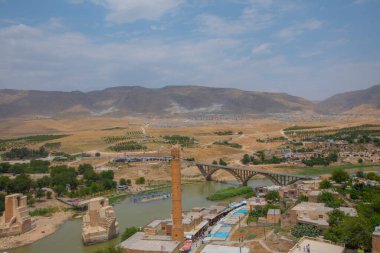 Hasankeyf, Batman ilinin bir ilçesidir. Tigris Nehri 'nin iki kıyısını ayırdığı tarihi bir bölgedir. 1981 'de doğa koruma alanı ilan edildi..