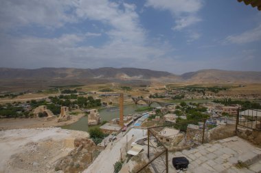 Hasankeyf, Batman ilinin bir ilçesidir. Tigris Nehri 'nin iki kıyısını ayırdığı tarihi bir bölgedir. 1981 'de doğa koruma alanı ilan edildi..