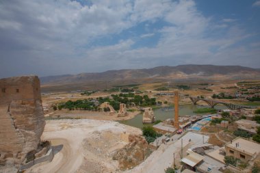 Hasankeyf, Batman ilinin bir ilçesidir. Tigris Nehri 'nin iki kıyısını ayırdığı tarihi bir bölgedir. 1981 'de doğa koruma alanı ilan edildi..