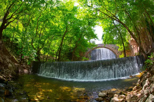 Palaiokarya 'nın Taş Köprüsü ve iki yapay şelale