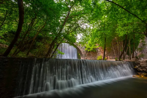 Palaiokarya 'nın Taş Köprüsü ve iki yapay şelale