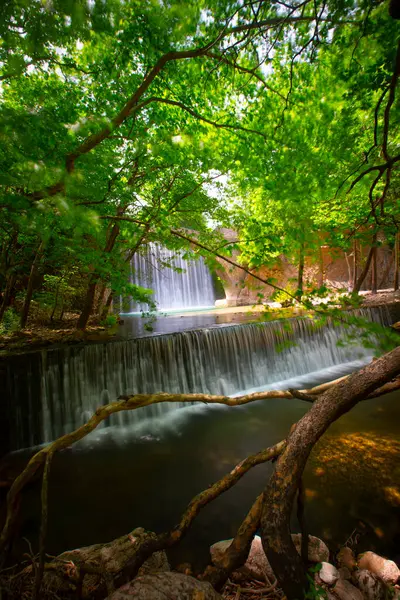 Palaiokarya 'nın Taş Köprüsü ve iki yapay şelale