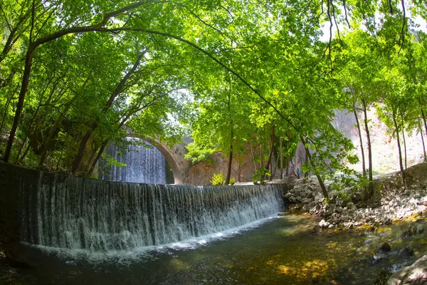 Palaiokarya 'nın Taş Köprüsü ve iki yapay şelale