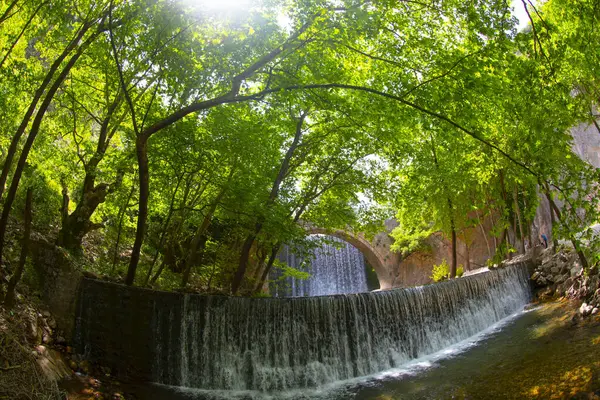 Palaiokarya 'nın Taş Köprüsü ve iki yapay şelale