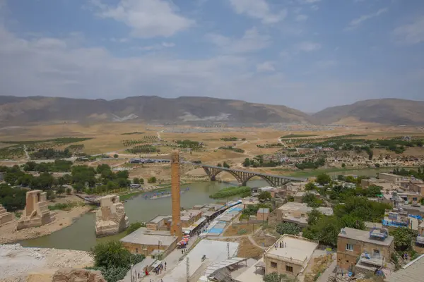 Hasankeyf, Batman ilinin bir ilçesidir. Tigris Nehri 'nin iki kıyısını ayırdığı tarihi bir bölgedir. 1981 'de doğa koruma alanı ilan edildi..