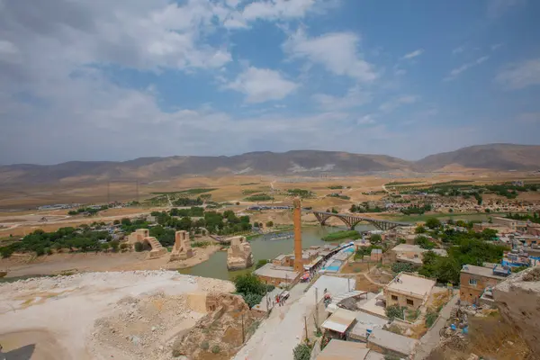Hasankeyf, Batman ilinin bir ilçesidir. Tigris Nehri 'nin iki kıyısını ayırdığı tarihi bir bölgedir. 1981 'de doğa koruma alanı ilan edildi..