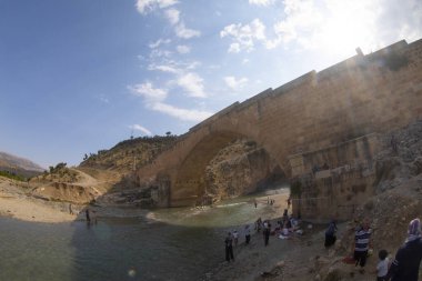 Nemrut Dağı 'nın yamaçlarına hükmeden Commagene Kralı I. Antiochus tarafından inşa edilen mezar, tanrılara ve atalara minnettarlığını göstermek için yapılmıştır..