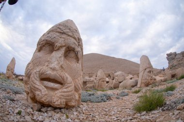 Nemrut Dağı 'nın yamaçlarına hükmeden Commagene Kralı I. Antiochus tarafından inşa edilen mezar, tanrılara ve atalara minnettarlığını göstermek için yapılmıştır..