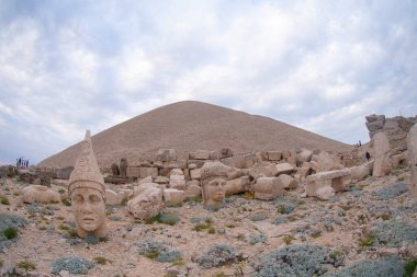 Nemrut Dağı 'nın yamaçlarına hükmeden Commagene Kralı I. Antiochus tarafından inşa edilen mezar, tanrılara ve atalara minnettarlığını göstermek için yapılmıştır..