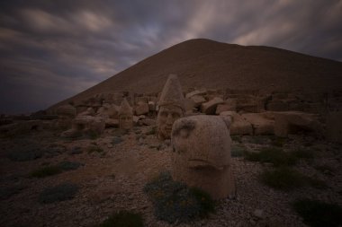 Nemrut Dağı 'nın yamaçlarına hükmeden Commagene Kralı I. Antiochus tarafından inşa edilen mezar, tanrılara ve atalara minnettarlığını göstermek için yapılmıştır..