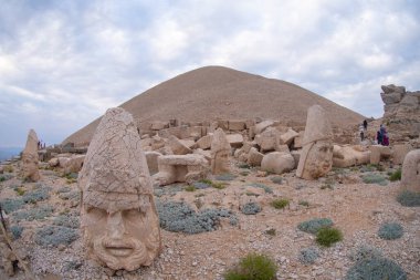 Nemrut Dağı 'nın yamaçlarına hükmeden Commagene Kralı I. Antiochus tarafından inşa edilen mezar, tanrılara ve atalara minnettarlığını göstermek için yapılmıştır..