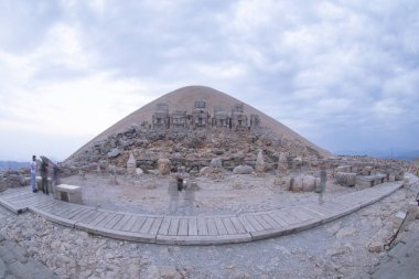 Nemrut Dağı 'nın yamaçlarına hükmeden Commagene Kralı I. Antiochus tarafından inşa edilen mezar, tanrılara ve atalara minnettarlığını göstermek için yapılmıştır..