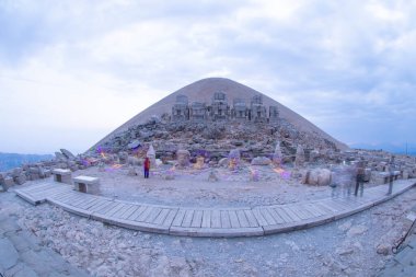 Nemrut Dağı 'nın yamaçlarına hükmeden Commagene Kralı I. Antiochus tarafından inşa edilen mezar, tanrılara ve atalara minnettarlığını göstermek için yapılmıştır..