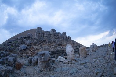 Nemrut Dağı 'nın yamaçlarına hükmeden Commagene Kralı I. Antiochus tarafından inşa edilen mezar, tanrılara ve atalara minnettarlığını göstermek için yapılmıştır..
