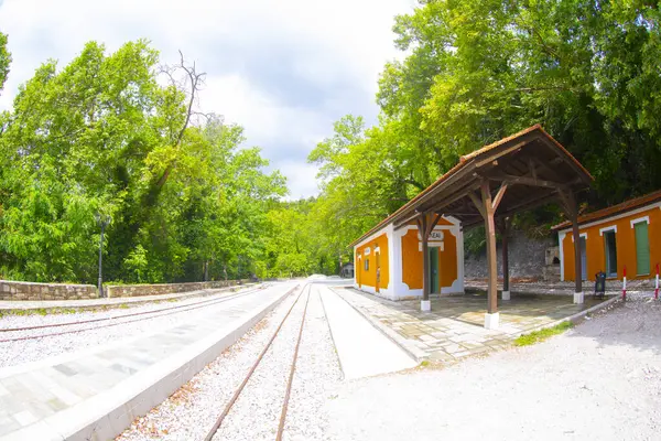 Pilio, Yunanistan 'daki Milies köyündeki güzel eski tren istasyonu.