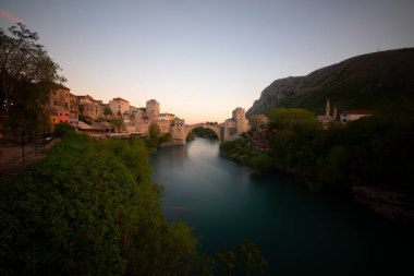 Mostar Köprüsü (Boşnakça: Stari Most), Bosna-Hersek 'in Mostar kentinden geçen Neretva Nehri üzerindeki bir köprü..