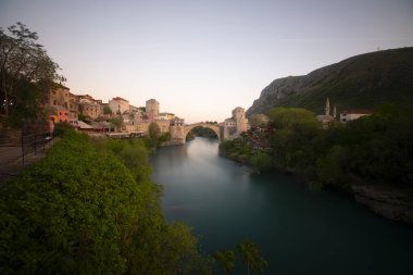 Mostar Köprüsü (Boşnakça: Stari Most), Bosna-Hersek 'in Mostar kentinden geçen Neretva Nehri üzerindeki bir köprü..