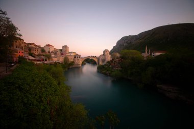 Mostar Köprüsü (Boşnakça: Stari Most), Bosna-Hersek 'in Mostar kentinden geçen Neretva Nehri üzerindeki bir köprü..