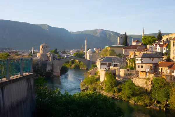 Mostar Köprüsü (Boşnakça: Stari Most), Bosna-Hersek 'in Mostar kentinden geçen Neretva Nehri üzerindeki bir köprü..