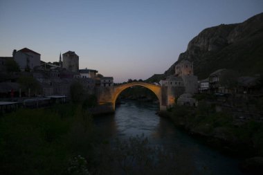 Mostar Köprüsü (Boşnakça: Stari Most), Bosna-Hersek 'in Mostar kentinden geçen Neretva Nehri üzerindeki bir köprü..