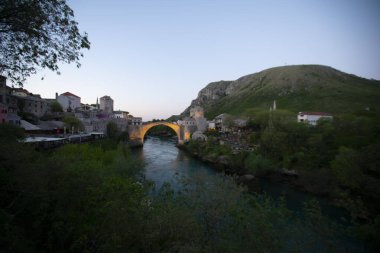 Bosna-Hersek 'in Mostar kenti yakınlarındaki Blagay Alperler Tekke, 600 yıl önce Anadolu' dan bölgeye gelen dervişler tarafından kuruldu..