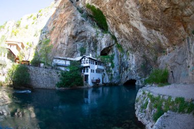 Bosna-Hersek 'in Mostar kenti yakınlarındaki Blagay Alperler Tekke, 600 yıl önce Anadolu' dan bölgeye gelen dervişler tarafından kuruldu..