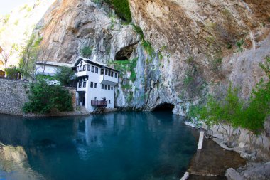 Bosna-Hersek 'in Mostar kenti yakınlarındaki Blagay Alperler Tekke, 600 yıl önce Anadolu' dan bölgeye gelen dervişler tarafından kuruldu..