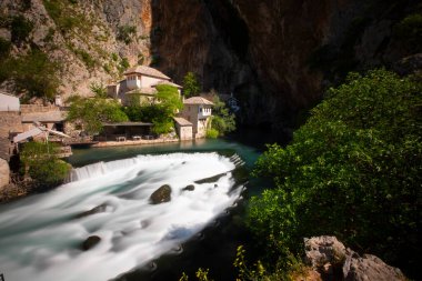 Kravice şelalesi kabaca 25 metre yüksekliğindedir ve 20 şelaleye ayrılmıştır, aşağıdaki göl yaklaşık 120 metre yarıçapındadır. Ancak, bu kadar küçük. ...