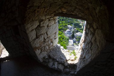 Başlangıçta küçük bir kale olan Pocitelj Kalesi, büyüyen Osmanlı tehdidine karşı Macar Kralı Korvin tarafından güçlendirildi..