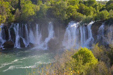 Kravice şelalesi kabaca 25 metre yüksekliğindedir ve 20 şelaleye ayrılmıştır, aşağıdaki göl yaklaşık 120 metre yarıçapındadır. Ancak, bu kadar küçük. ...
