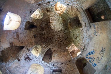 Başlangıçta küçük bir kale olan Pocitelj Kalesi, büyüyen Osmanlı tehdidine karşı Macar Kralı Korvin tarafından güçlendirildi..