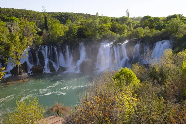 Kravice şelalesi kabaca 25 metre yüksekliğindedir ve 20 şelaleye ayrılmıştır, aşağıdaki göl yaklaşık 120 metre yarıçapındadır. Ancak, bu kadar küçük. ...