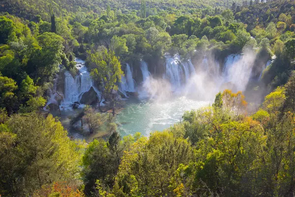 Kravice şelalesi kabaca 25 metre yüksekliğindedir ve 20 şelaleye ayrılmıştır, aşağıdaki göl yaklaşık 120 metre yarıçapındadır. Ancak, bu kadar küçük. ...