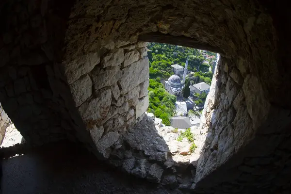 Başlangıçta küçük bir kale olan Pocitelj Kalesi, büyüyen Osmanlı tehdidine karşı Macar Kralı Korvin tarafından güçlendirildi..