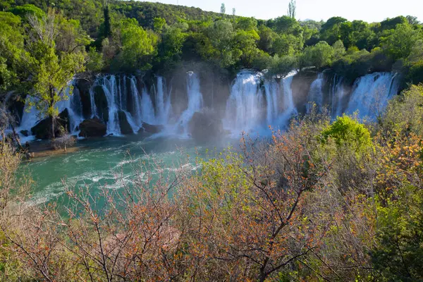 Kravice şelalesi kabaca 25 metre yüksekliğindedir ve 20 şelaleye ayrılmıştır, aşağıdaki göl yaklaşık 120 metre yarıçapındadır. Ancak, bu kadar küçük. ...