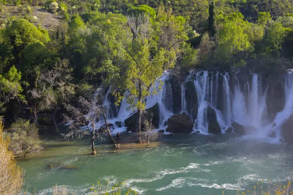 Kravice şelalesi kabaca 25 metre yüksekliğindedir ve 20 şelaleye ayrılmıştır, aşağıdaki göl yaklaşık 120 metre yarıçapındadır. Ancak, bu kadar küçük. ...