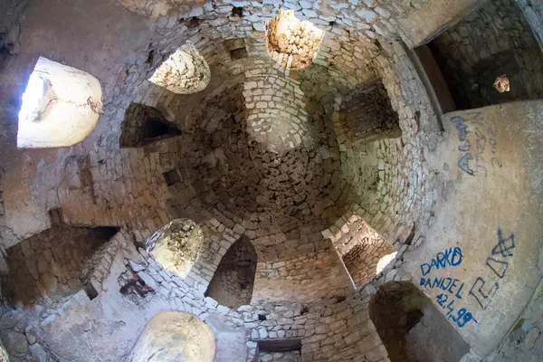 Başlangıçta küçük bir kale olan Pocitelj Kalesi, büyüyen Osmanlı tehdidine karşı Macar Kralı Korvin tarafından güçlendirildi..