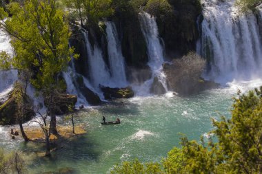 Kravice şelalesi kabaca 25 metre yüksekliğindedir ve 20 şelaleye ayrılmıştır, aşağıdaki göl 120 metre yarıçapındadır..