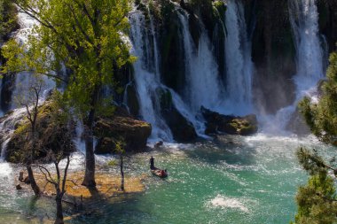 Kravice şelalesi kabaca 25 metre yüksekliğindedir ve 20 şelaleye ayrılmıştır, aşağıdaki göl 120 metre yarıçapındadır..