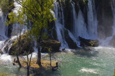 Kravice şelalesi kabaca 25 metre yüksekliğindedir ve 20 şelaleye ayrılmıştır, aşağıdaki göl 120 metre yarıçapındadır..