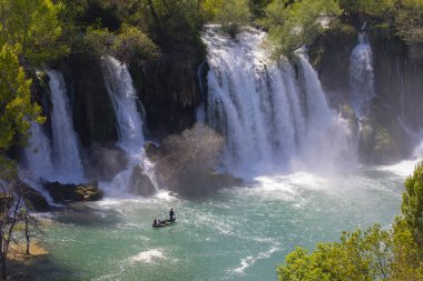 Kravice şelalesi kabaca 25 metre yüksekliğindedir ve 20 şelaleye ayrılmıştır, aşağıdaki göl 120 metre yarıçapındadır..